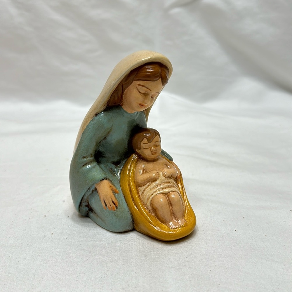 Mary and baby Jesus statue